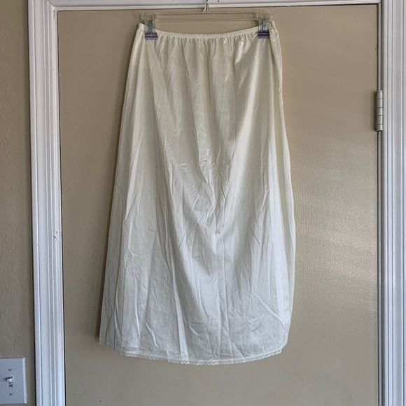 Vanity Fair Cream Beige Ling Half Slip Sz.M Undergarment - Picture 1 of 5